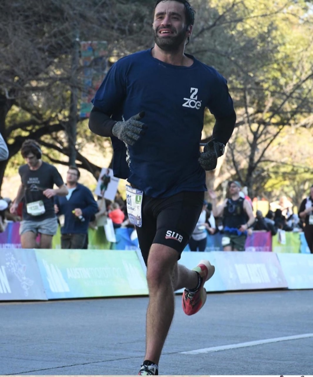 Dr. Pedro Averbach correndo a Maratona de Austin com a camiseta da ONG Zoé
