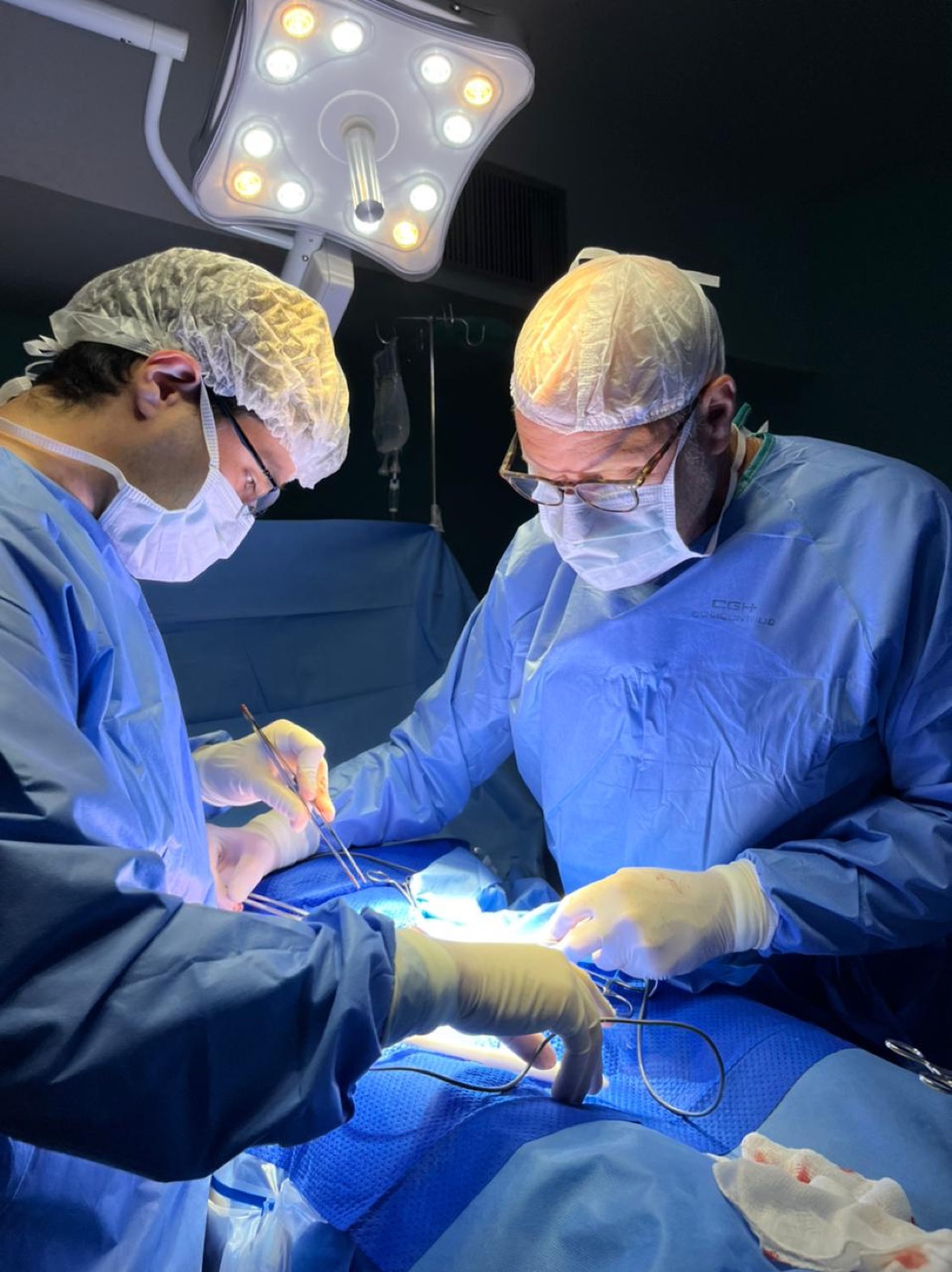 Dr. Pedro Averbach operando em centro cirúrgico, ao lado do pai, também médico